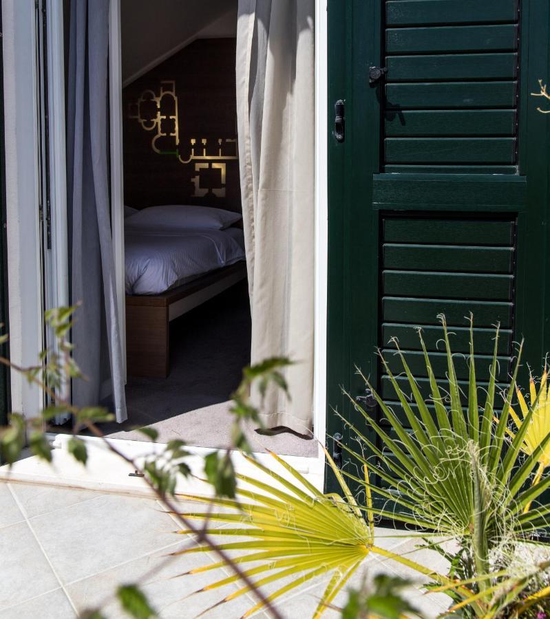 Zimmer mit Queensize-Bett und Balkon